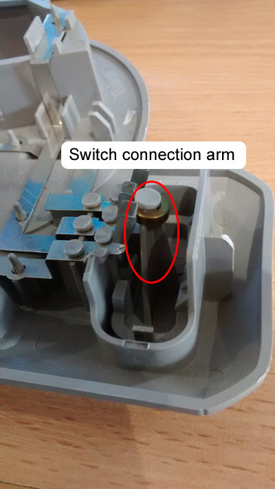 Light cluster switch connection arm